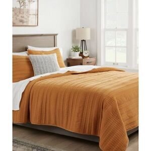 Threshold Lofty Velvet Quilt Dark Gold Full/Queen. 92”x88”. NWT